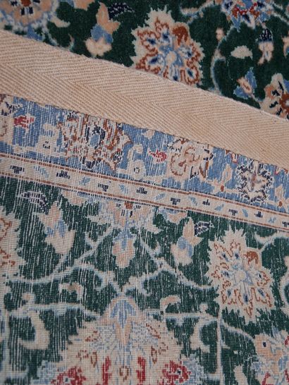 null Late Nain carpet - Iran

About 1970 (Shah's era)

Silky lambswool velvet, flowers...