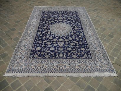 null Rather fine and large Dwarf carpet - Iran

Circa 1975

Wool velvet, flowers...