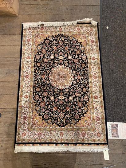 null Wool and silk carpet

113 x 84 cm