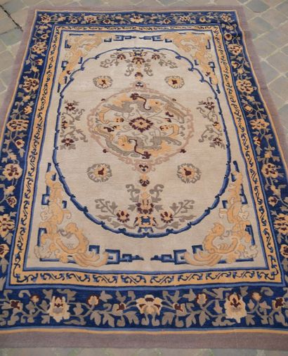 null Grand tapis Népal

Milieu du XXème siècle

Velours en laine sur fondations en...