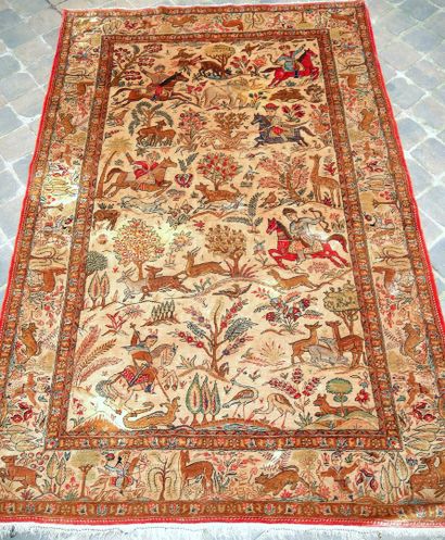null Fine and original Ghoum carpet - Iran

Circa 1975

Silk velvet on silk foundation....