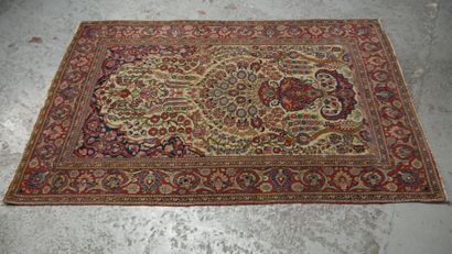 null Old and fine prayer rug Isfahan - Iran

Late 19th - early 20th century

Lamb's...