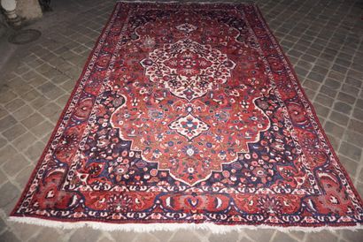 null Large Baktiar Seman carpet - Iran



About 1975

Wool velvet on cotton foundation

Dim....
