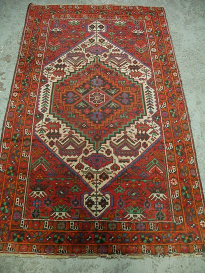 null Mosul Ferahan carpet - Iran

Middle of the XXth century

Wool velvet on cotton...