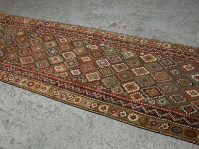 null Très original et ancien tapis kurde caucasien. 

Fin XIXème

Velours en laine...