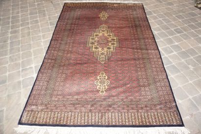 null Large Karachi carpet - Pakistan

Circa 1970

Silky wool velvet on cotton foundation.

Size:...