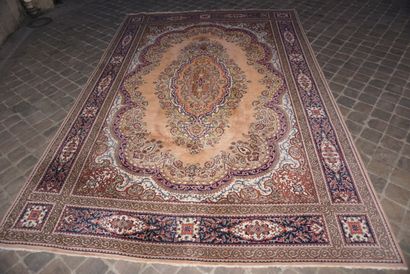 null Original and large Tabriz carpet - North West of Iran

Circa 1970

Wool velvet...