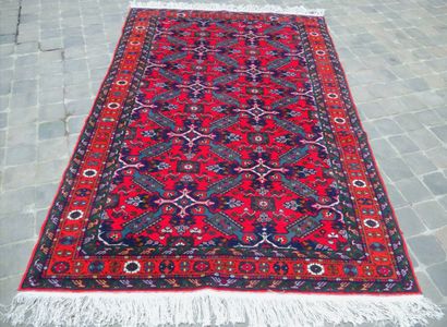 null Large Seikhour carpet - Azerbaijan

About 1975

Wool velvet on cotton backing.

Size...