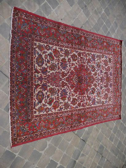 null Fine carpet Isfahan - Iran

Beginning of the XXth century

Quality lambswool...