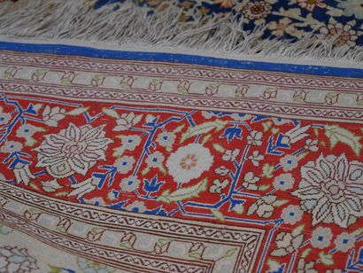 null Very fine Hereke carpet (Turkey)

Around 1970

Silk velvet on silk foundation.

Density...