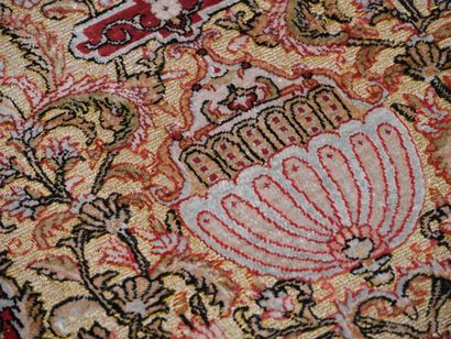 null Very fine Sino-Hereke prayer rug 

About 1975

Silk velvet, embroidered with...