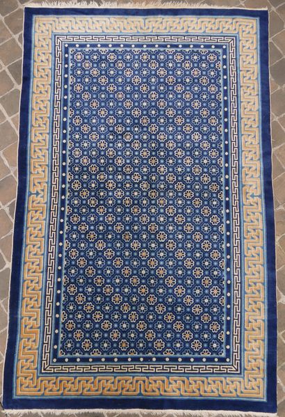 null Large and fine Pekingese carpet - China

Middle of the XXth century

Wool velvet...