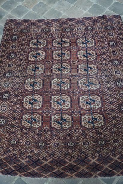 null Old Tekke Bukhara carpet - Turkmen

End of XIXth century

Wool velvet on wool...