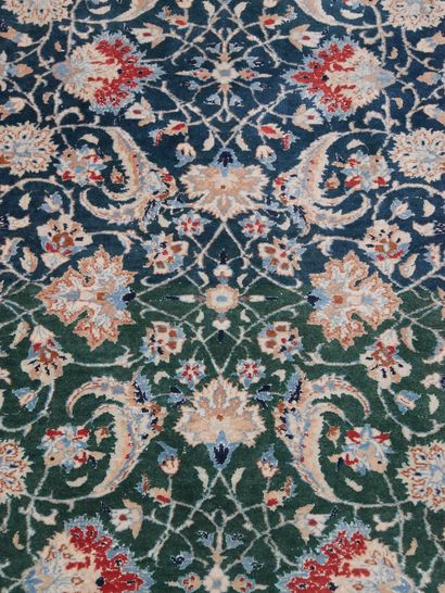 null Late Nain carpet - Iran

About 1970 (Shah's era)

Silky lambswool velvet, flowers...