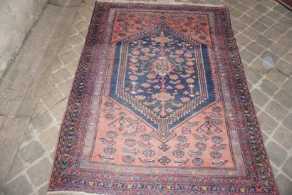 null Hamadan carpet - Iran

About 1975

Wool velvet on cotton foundation

Dim. 190...
