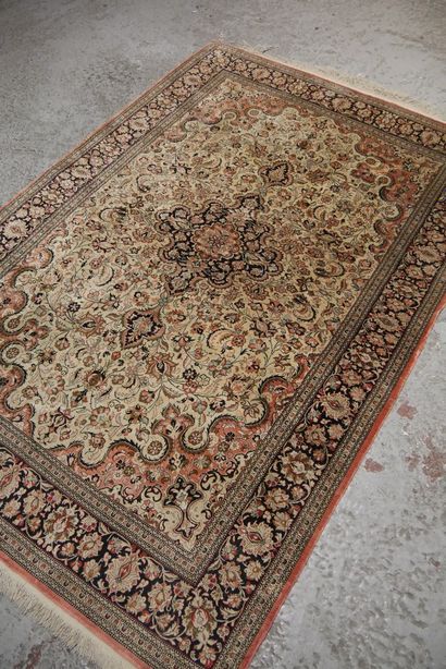 null Fine Ghoum carpet - Iran

About 1965 / 1970

Silk velvet on silk foundation.

Density...