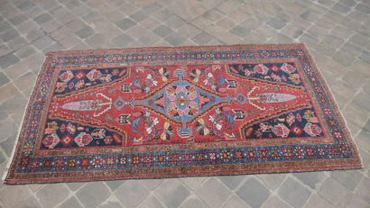 null Old and quite fine Zindjan carpet - Iran

Middle of the 20th century

Wool velvet...