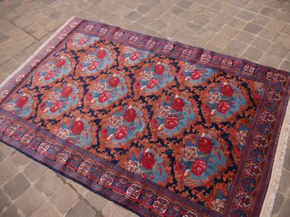 null Original and fine Senneh golfarang carpet - Northwest Iran

Mid 20th century

Wool...