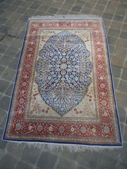 null Very fine Hereke carpet (Turkey)

Around 1970

Silk velvet on silk foundation.

Density...