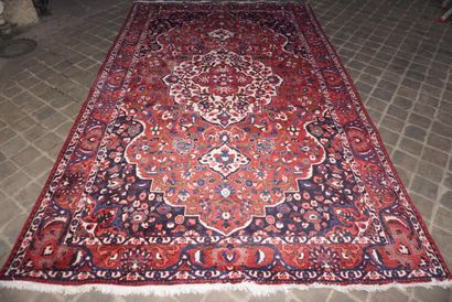 null Large Baktiar Seman carpet - Iran



About 1975

Wool velvet on cotton foundation

Dim....