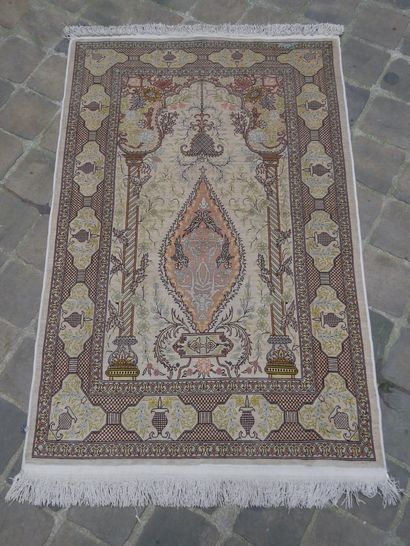 null Fine prayer rug Hereke - Turkey

Circa 1975

Silk velvet on silk foundation.

Density:...