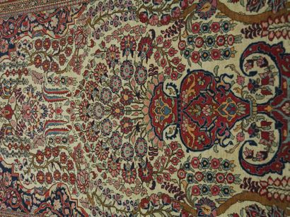 null Ancien et fin tapis de prière Ispahan - Iran

Fin XIXème - Début XXème siècle

Velours...