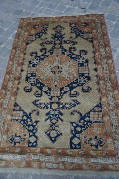 null Original Transylvania carpet

Middle of the XXth century

Wool velvet on cotton...