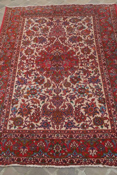 null Fine carpet Isfahan - Iran

Beginning of the XXth century

Quality lambswool...
