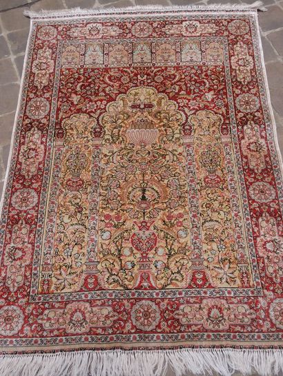 null Very fine Sino-Hereke prayer rug 

About 1975

Silk velvet, embroidered with...