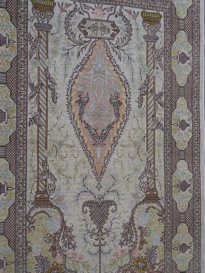 null Fine prayer rug Hereke - Turkey

Circa 1975

Silk velvet on silk foundation.

Density:...