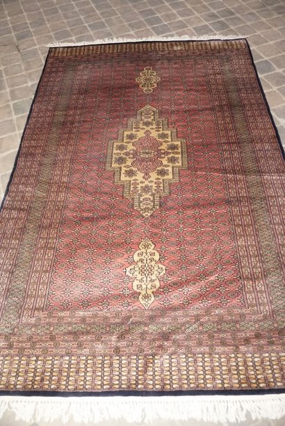 null Large Karachi carpet - Pakistan

Circa 1970

Silky wool velvet on cotton foundation.

Size:...
