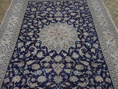 null Rather fine and large Dwarf carpet - Iran

Circa 1975

Wool velvet, flowers...