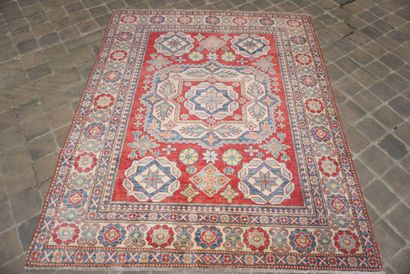 null Kazak carpet - South Caucasian

About 1975

Wool velvet on wool foundation.

Dim....