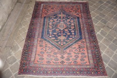 null Hamadan carpet - Iran

About 1975

Wool velvet on cotton foundation

Dim. 190...