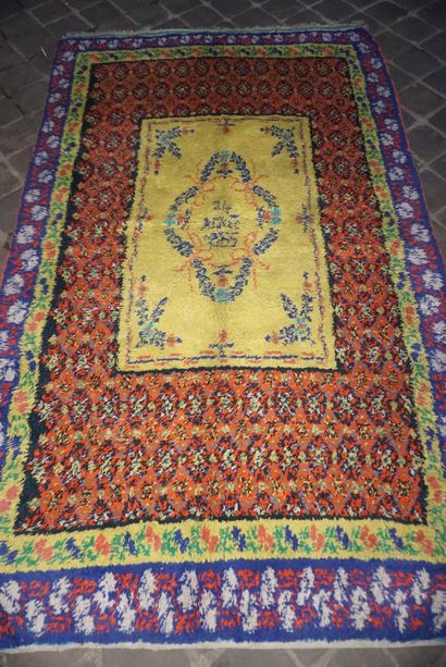 null Old Moroccan carpet



Middle of the XXth century

Wool velvet on cotton foundation

Dim....