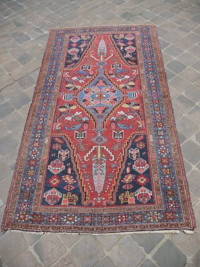 null Old and quite fine Zindjan carpet - Iran

Middle of the 20th century

Wool velvet...