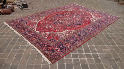null Important Heriz carpet - Iran

Middle of the 20th century

Wool velvet on cotton...