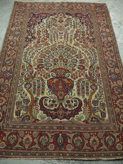 null Old and fine prayer rug Isfahan - Iran

Late 19th - early 20th century

Lamb's...