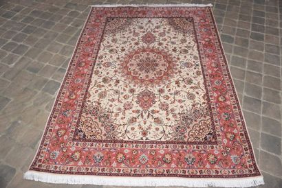 null Exceptional and fine carpet Tabriz - Iran

Quality silky lambswool pile on cotton...