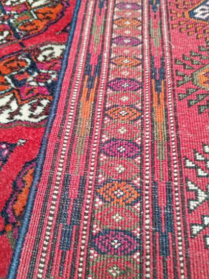 null Large Tekke Bukhara carpet - Turkmen

Middle of the XXth century

Wool velvet...