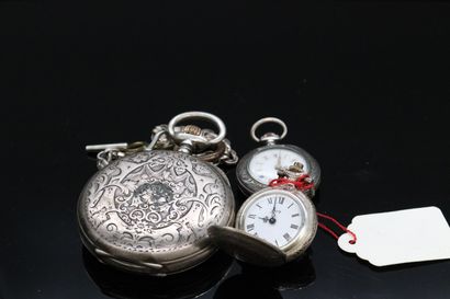 null Lot of silver and metal pocket watches.

Total gross weight: 320 g.