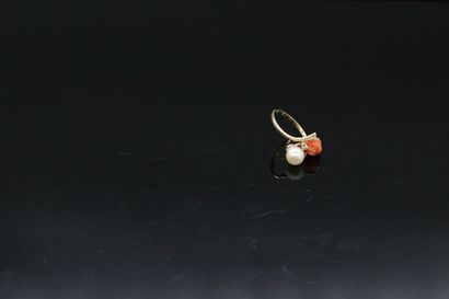 null Toi&Moi ring in 18k (750) yellow gold set with a coral rose and a cultured pearl....