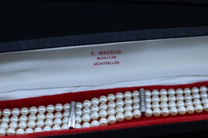 null Bracelet of 4 rows of cultured pearls with 18K (750) white gold bars set with...