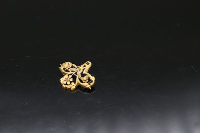null Broche en or jaune 18K (750) en forme de fleur retenant deux petites perles...