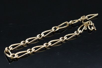 null Bracelet in 18K (750) yellow gold with horse link. Safety chain. 

Eagle head...