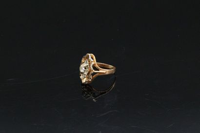 null Openwork ring in 18k (750) yellow gold holding a white stone. 

Finger size...
