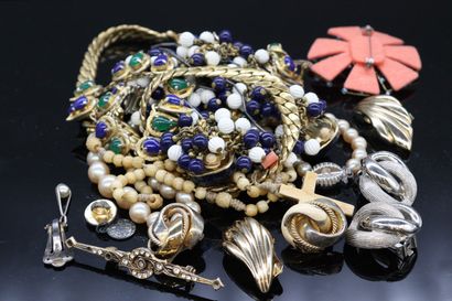 null Lot of costume jewelry and silver jewelry. 

Gross weight of silver jewelry:...