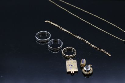 null Lot including 3 rings, a chain and 3 pendants in 18K (750) yellow gold, one...