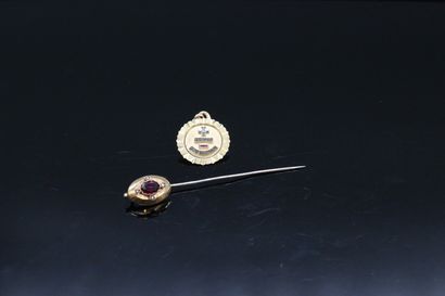 null Lot de bijoux en or 18k (750) composé d'une épingle retenant une pierre violette...