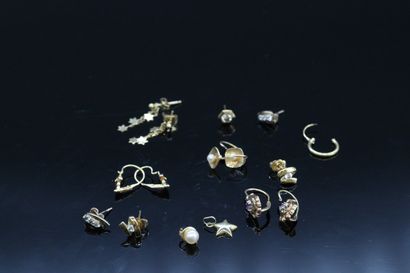 null Lot of sixteen 18K (750) yellow gold earrings.

Some decorated with small pearls...